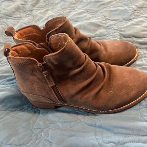 Earth Tan Suede Ankle Boots 8W EUC